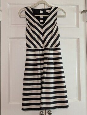 🖤 Banana Republic Striped Chevron Fit & Flare Dress 🖤